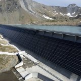 Après avoir mis en service la plus grande installation alpine de ce type en Suisse dans la commune de Glaris Sud, le fournisseur d'énergie argovien installera une nouvelle unité dans la même région sur une surface de 120'000 mètres carrés (archives). KEYSTONE/GIAN EHRENZELLER